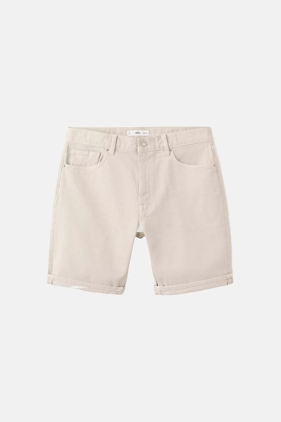 Bermuda short beige de MANGO avec revers, passants de ceinture et poches, posé à plat.
