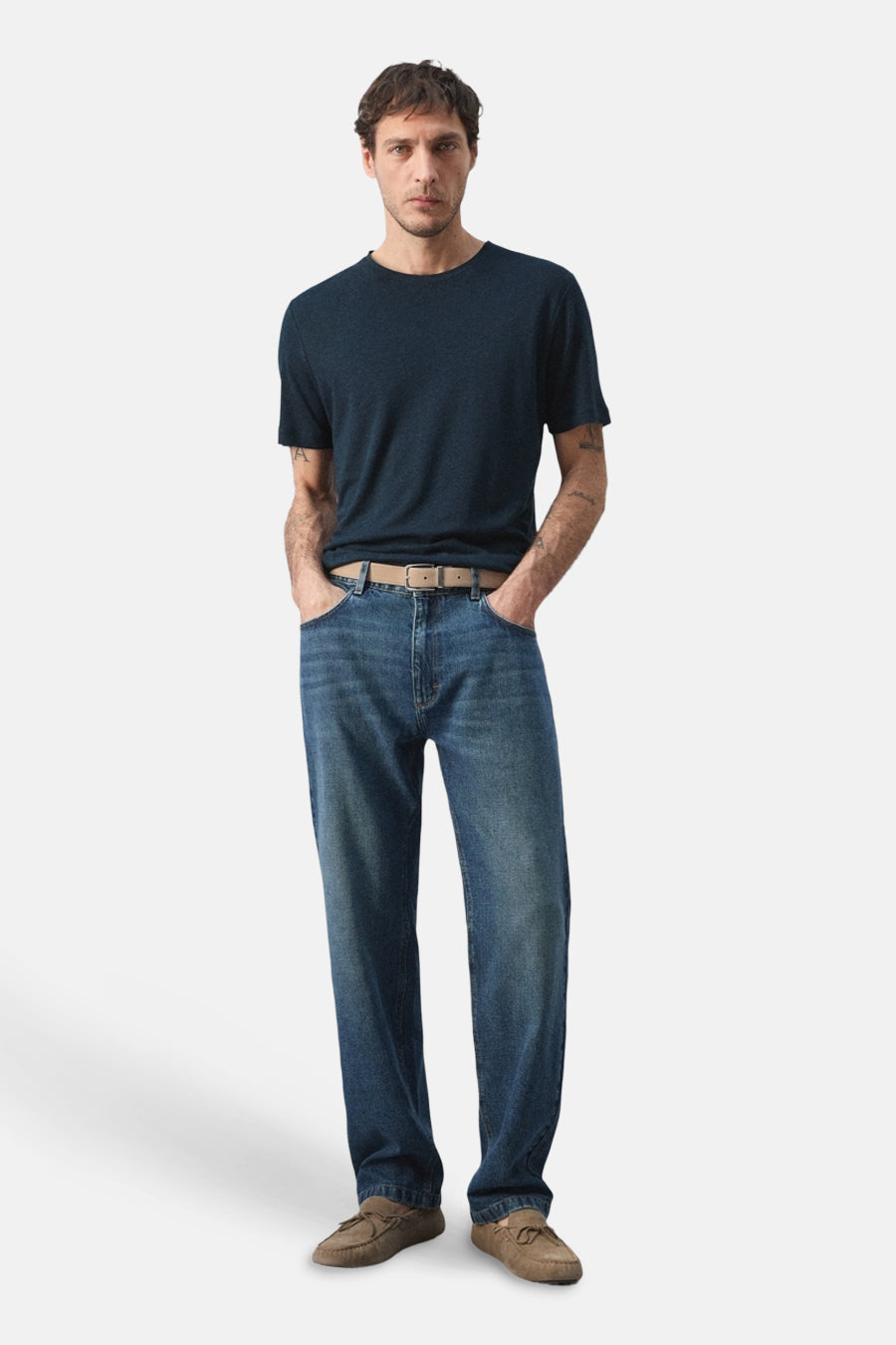 T-shirt bleu à manches courtes de MANGO, porté avec un jean et des mocassins marron.