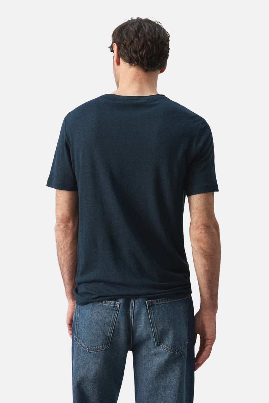 Blauw T-shirt met korte mouwen van MANGO, gezien van achteren, gedragen met jeans.
