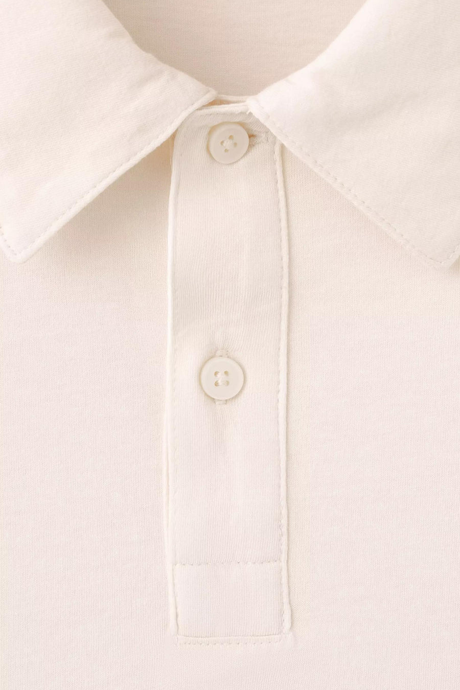 Ecru polo van MANGO met knoopsluiting en opstaande kraag.