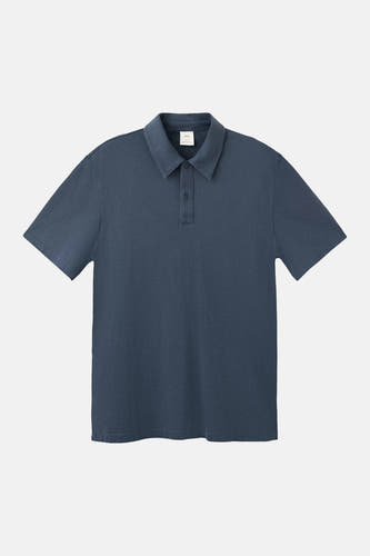 Donkerblauwe polo van MANGO met korte mouwen, een klassieke kraag en een tweeknoopssluiting.