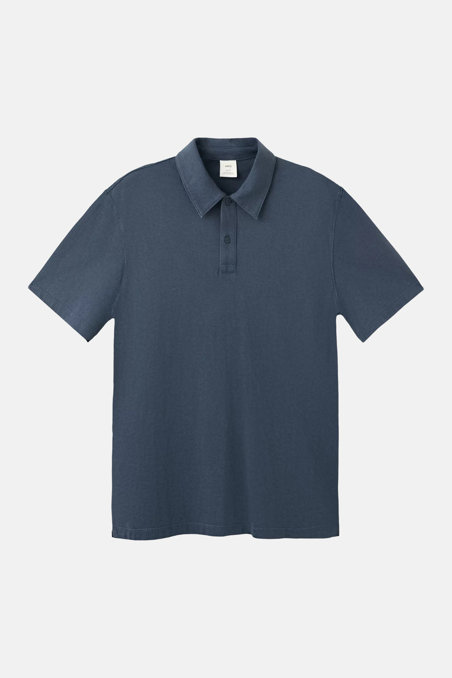 Donkerblauwe polo van MANGO met korte mouwen, een klassieke kraag en een tweeknoopssluiting.