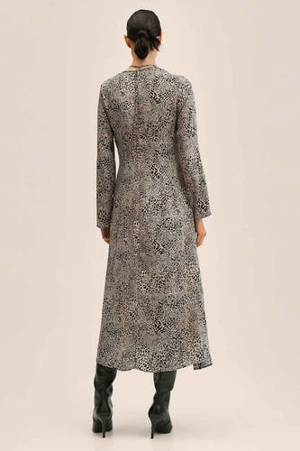 Beige kleedje van MANGO, met luipaardprint en lange mouwen, gedragen met zwarte laarzen.
