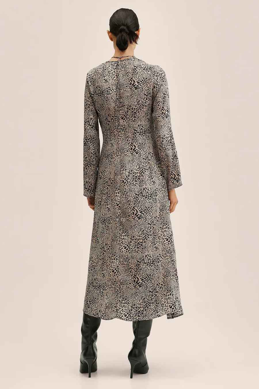 Beige kleedje van MANGO, met luipaardprint en lange mouwen, gedragen met zwarte laarzen.
