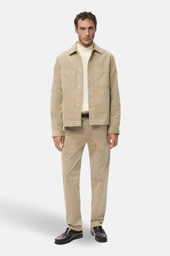 Chemise beige à manches longues de MANGO, associée à un pantalonon coltrui, une pantalon corduroy beige et des chaussures en cuir marron.