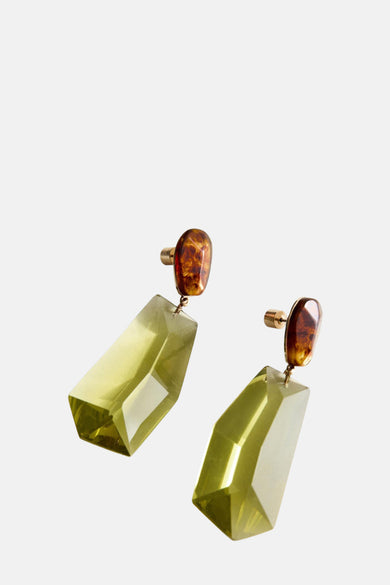 Multikleurige oorringen van MANGO met een groene hanger en een decoratief bovenstuk in bruintinten.