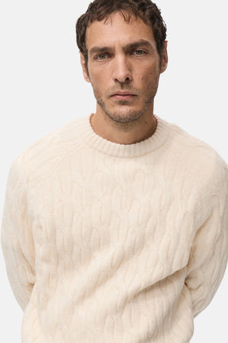 Couleur écru, pull rond col M deANGOANO avec avec motif côtes et une douce texture.
