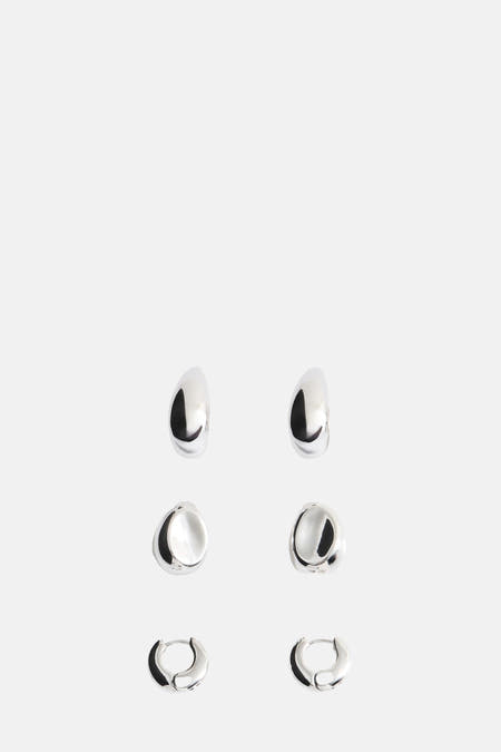 Boucles d'oreilles en argent de MANGO, avec une forme irrégulière et lisse et un fini brillant.