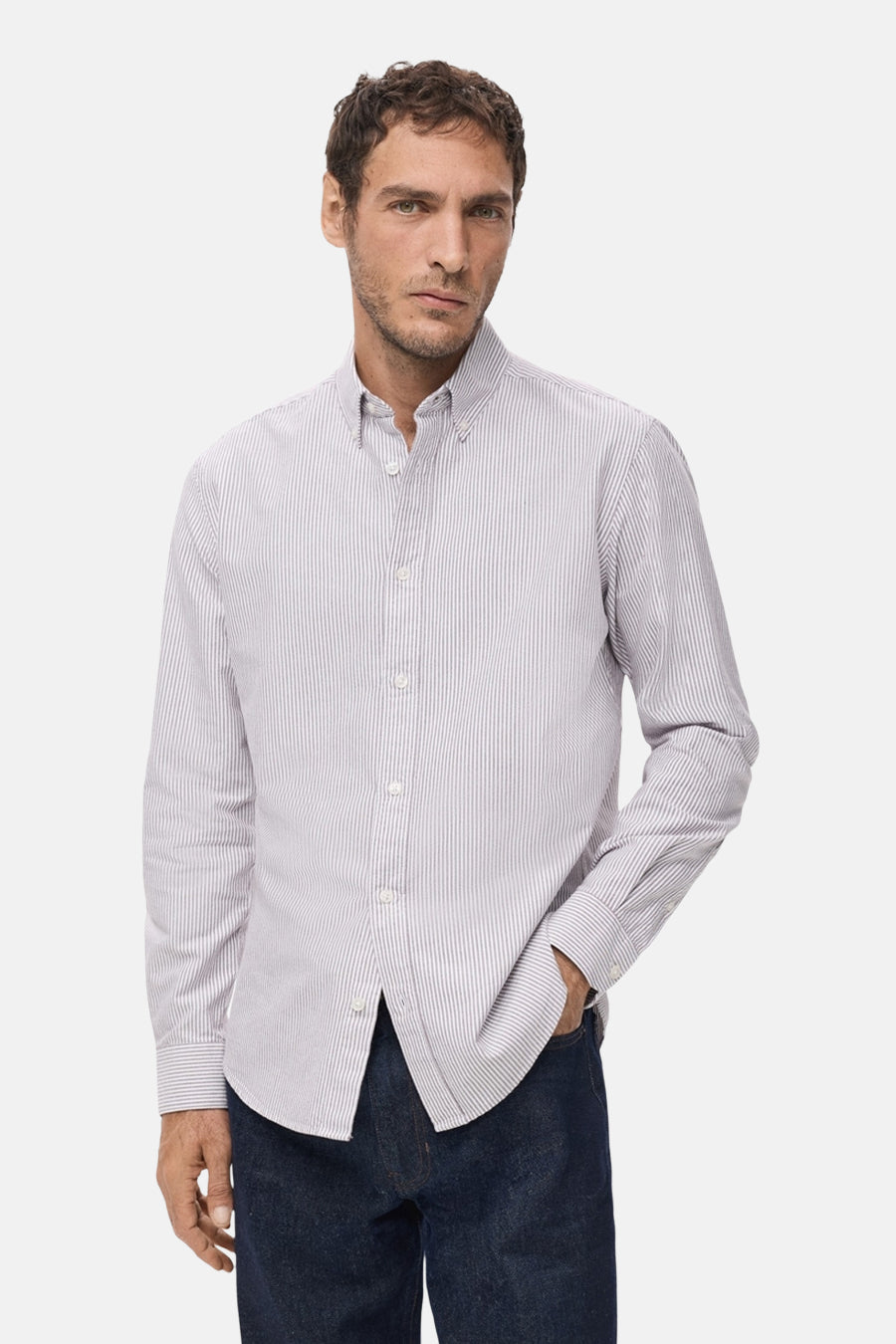 Veelkleurig overhemd met lange mouwen van MANGO, met een verticaal gestreept patroon, gedragen met een donkere jeans.