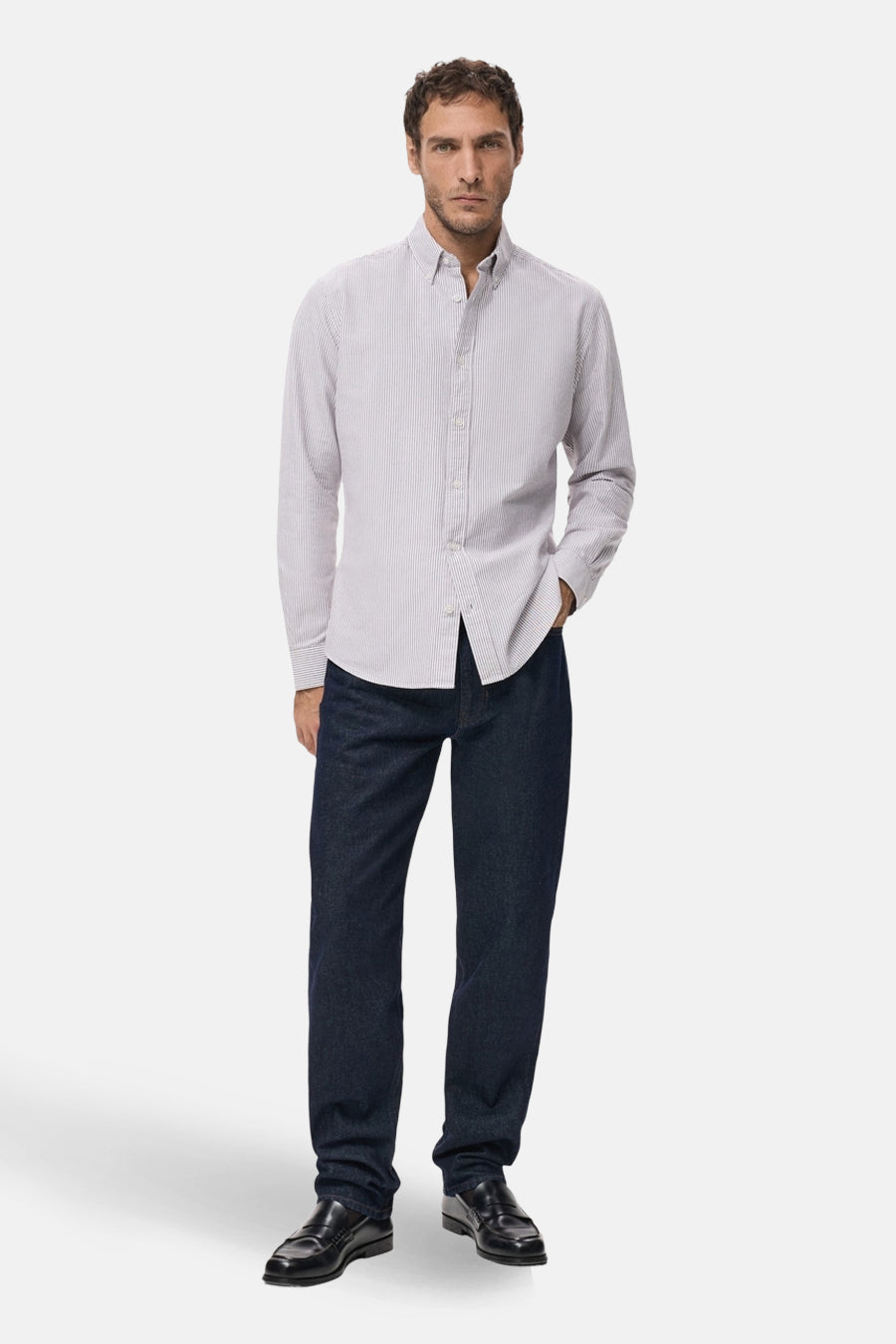 Meerkleurig overhemd met lange mouwen van MANGO, met een fijn gestreept patroon en gedragen met donkere jeans en leren schoenen.