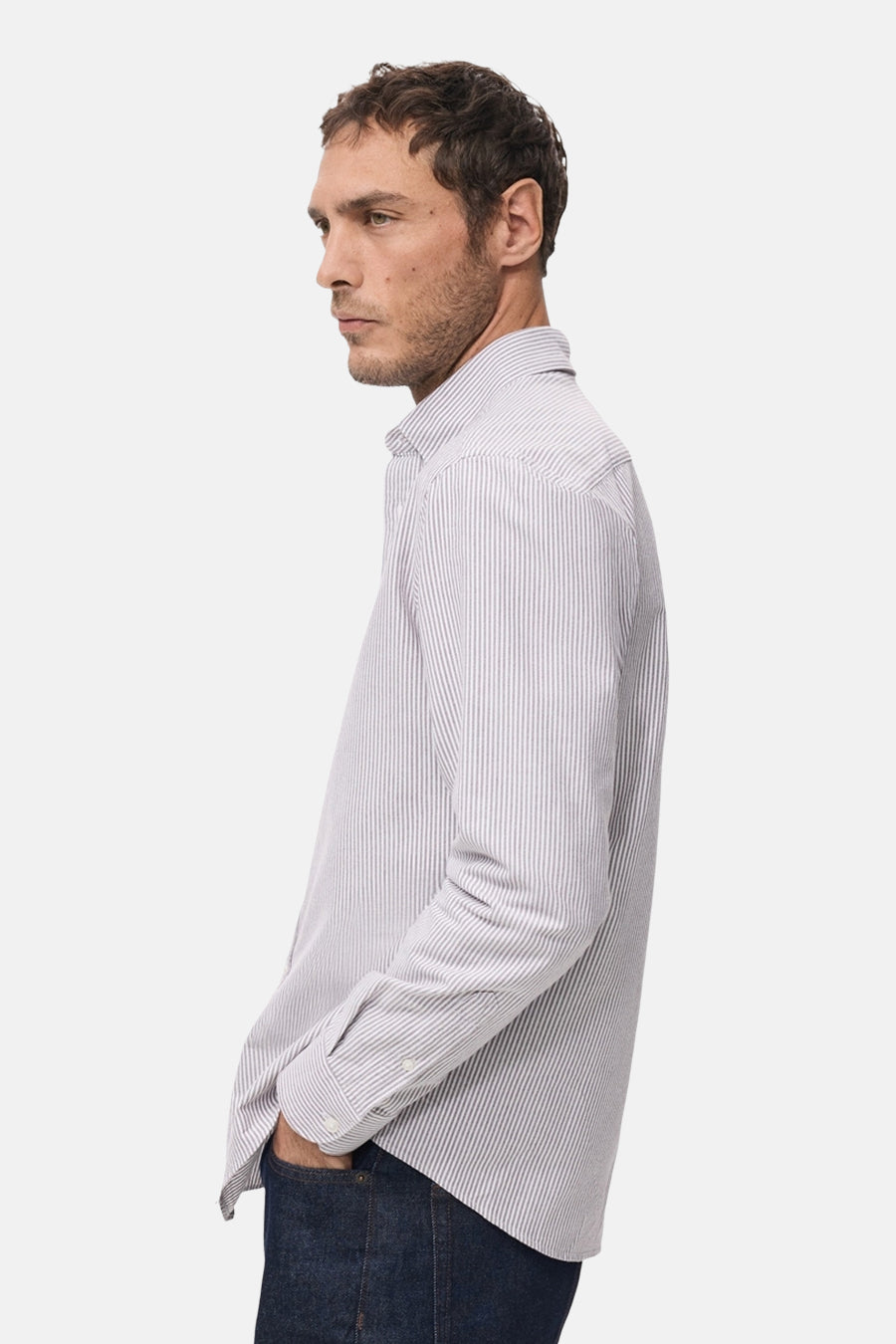 Meerkleurig overhemd met lange mouwen van MANGO, gestreept dessin, gezien vanaf de zijkant.
