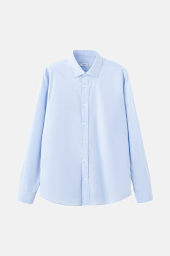 Chemise bleue à manches longues de MANGO, tissu uni avec des boutons blancs.