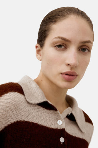 Sweat-shirt marron de MANGO avec un motif à rayures et une encolure.