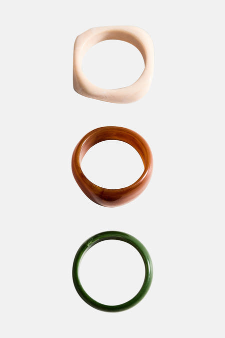 Bracelet multicolore de MANGO, empilé avec des variantes ambre, vert et beige.