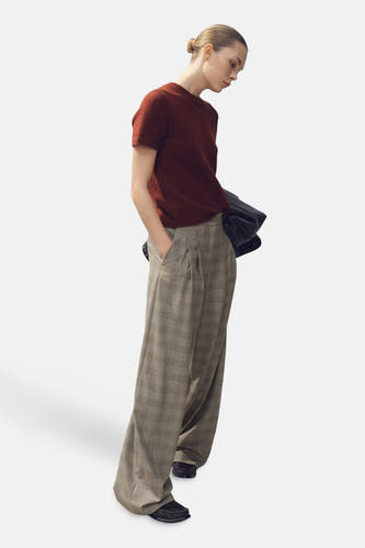 Pull marron avec col rond de MANGO, à texture brouillée, associé à un pantalon de jogging large.