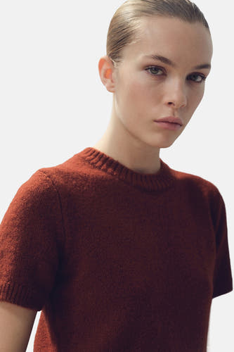 Pull marron avec col rond de MANGO, en une fine texture tricotée.