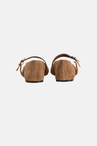 Bruine platte schoenen van MANGO, met een bandje en een goudkleurige gesp, achterkant zichtbaar.
