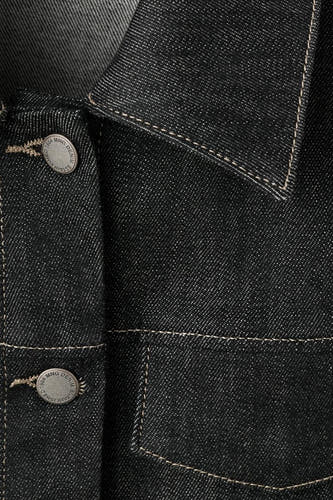 Veste en jean MANGO, avec boutons et surpiqûres contrastées, gros plan.