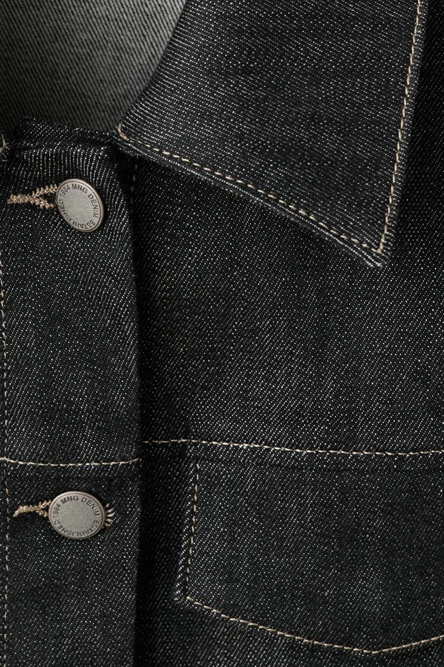 Veste en jean MANGO, avec boutons et surpiqûres contrastées, gros plan.