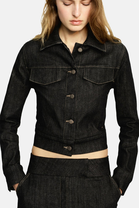 Veste en jean bleu foncé de MANGO, avec manches longues, fermeture boutonnée et poches poitrine.