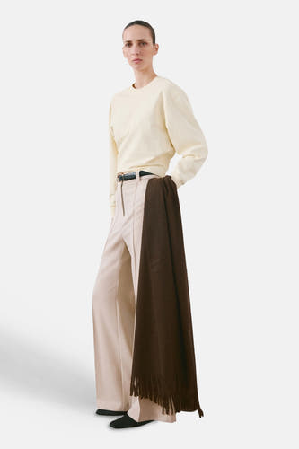 Beige sweater van MANGO, met lange mouwen, gedragen met wijde broek en een bruine sjaal.