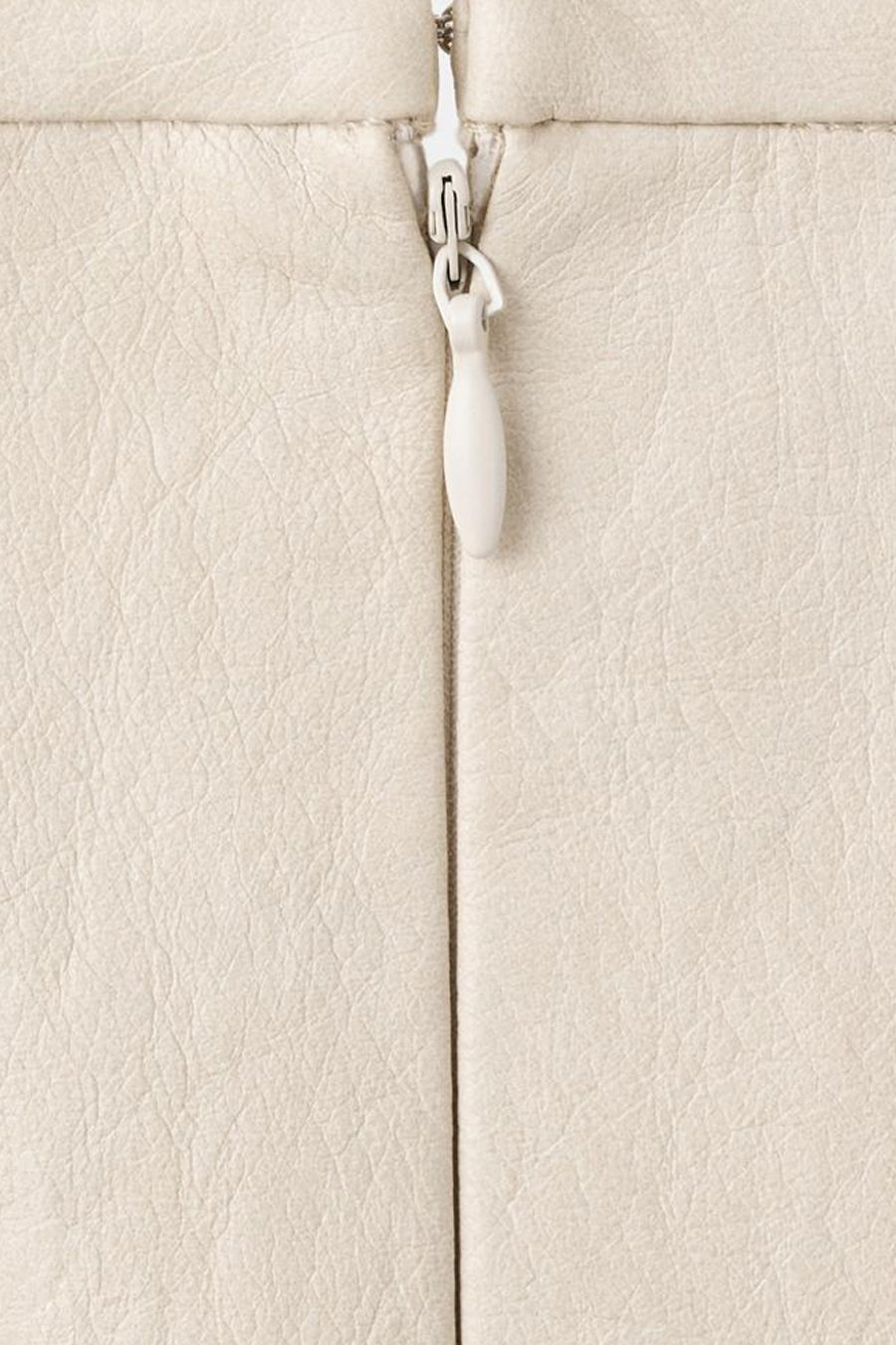 Lange beige rok van MANGO, met een gladde textuur en een witte ritssluiting in het midden.
