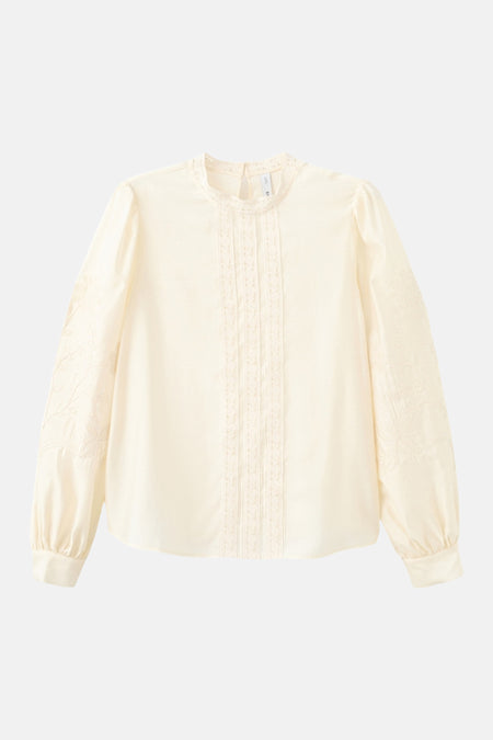 Ecru blouse met lange mouwen van MANGO, afgewerkt met kanten details en bloemenborduursel op de mouwen.