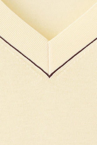Pull col en V jaune de MANGO, avec une texture en maille fine et un passepoil marron foncé le long de l'encolure.