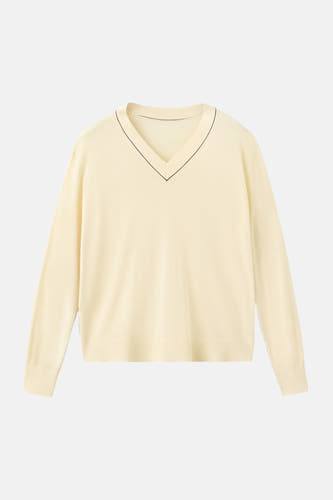 Pull jaune à col en V de MANGO, fini avec des lignes sombres le long de l'encolure.