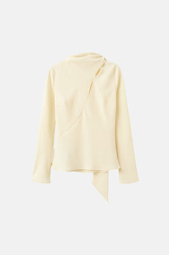 Chemisier jaune à manches longues de MANGO, avec une encolure asymétrique et un bouton décoratif.