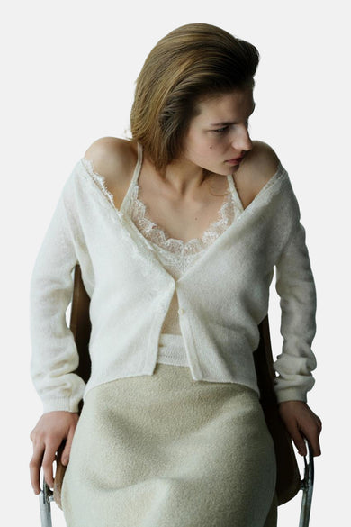 Gilet écru de MANGO à manches longues et détails en dentelle à l'encolure.