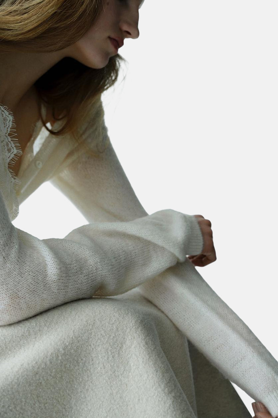 Ecru gilet van MANGO met lange mouwen en kanten details aan de halslijn.

