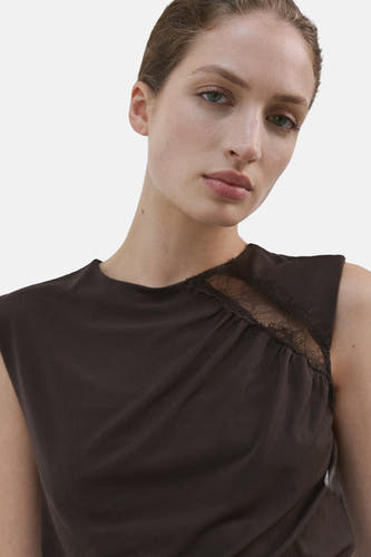 Mouwloze bruine blouse van MANGO, met kanten detail op de schouder en een gedrapeerd effect.

