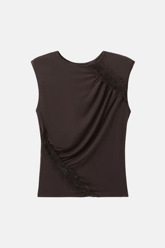 Bruine mouwloze blouse van MANGO, met draperie en kanten details langs de schouder en zijkant.