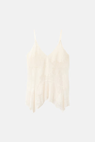 Ecru top met spaghettibandjes van MANGO, met een kanten textuur en asymmetrische zoom.
