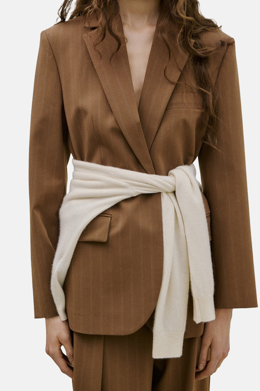 Blazer marron de MANGO, modèle ajusté avec rayures craie et manches longues, vue arrière.