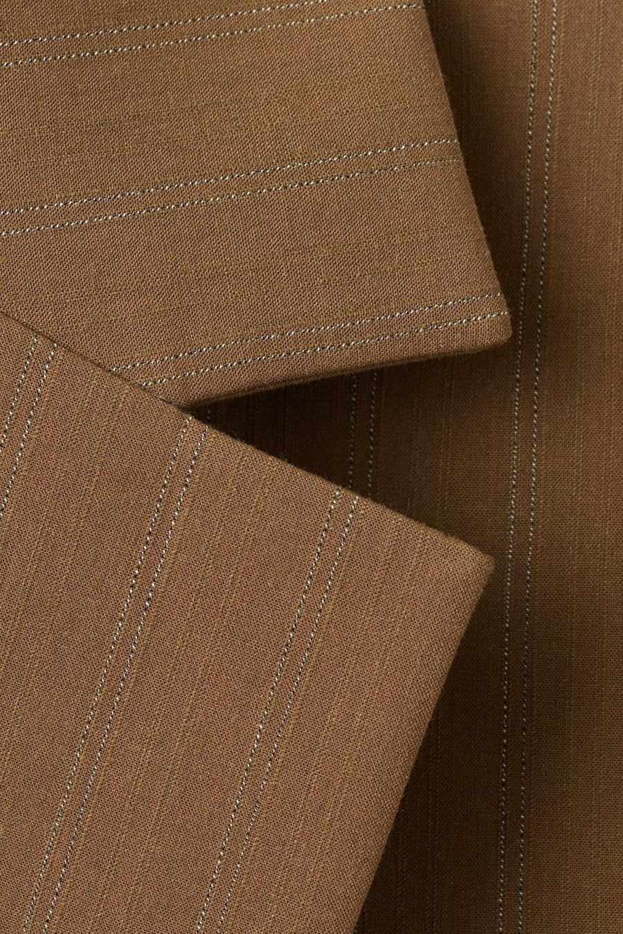 Blazer marron de MANGO avec un motif à rayures craie et un revers classique.