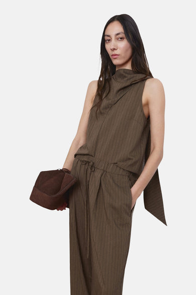 Chemisier marron sans manches de MANGO, avec une texture rayée et une longue bande de tissu lâche à l'arrière.