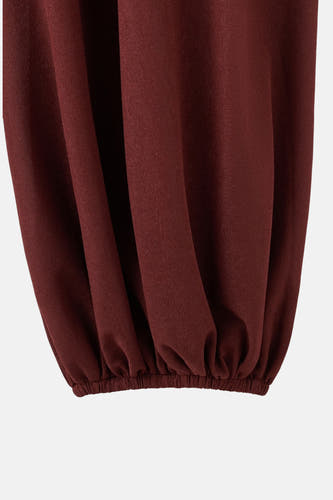 Bruine broek van MANGO, met plooien aan de onderkant en een gestructureerde textuur.
