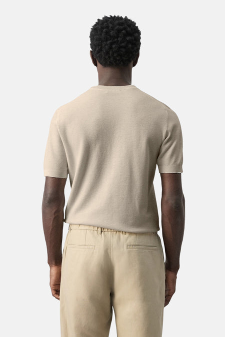 Beige T-shirt met korte mouwen van MANGO, achterkant gezien, gecombineerd met kaki broek.