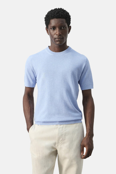 T-shirt bleu à manches courtes de MANGO, vu de dos, combiné avec un pantalon beige.