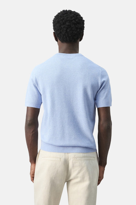 Blauw T-shirt met korte mouwen van MANGO, achterkant gezien, gecombineerd met een beige broek.