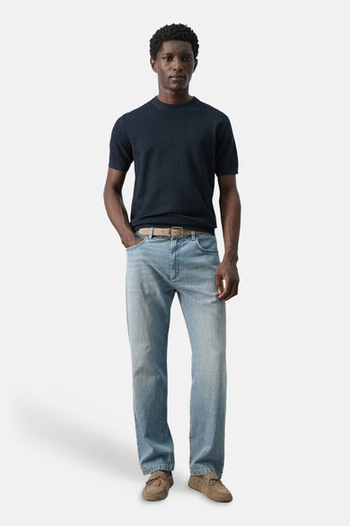 T-shirt bleu à manches courtes de MANGO, porté avec un jean et des mocassins en daim.