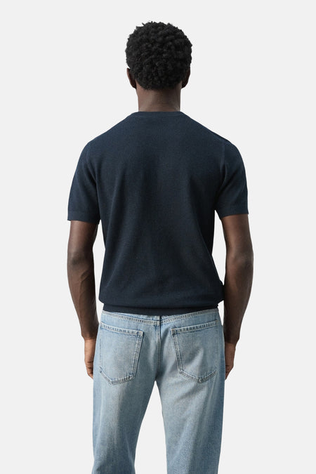 Blauw T-shirt met korte mouwen van MANGO, gezien van achteren, gedragen met een lichte jeans.