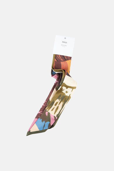 Multikleurige zomersjaal van MANGO met abstracte patronen in bruin, blauw, roze en olijfgroen.