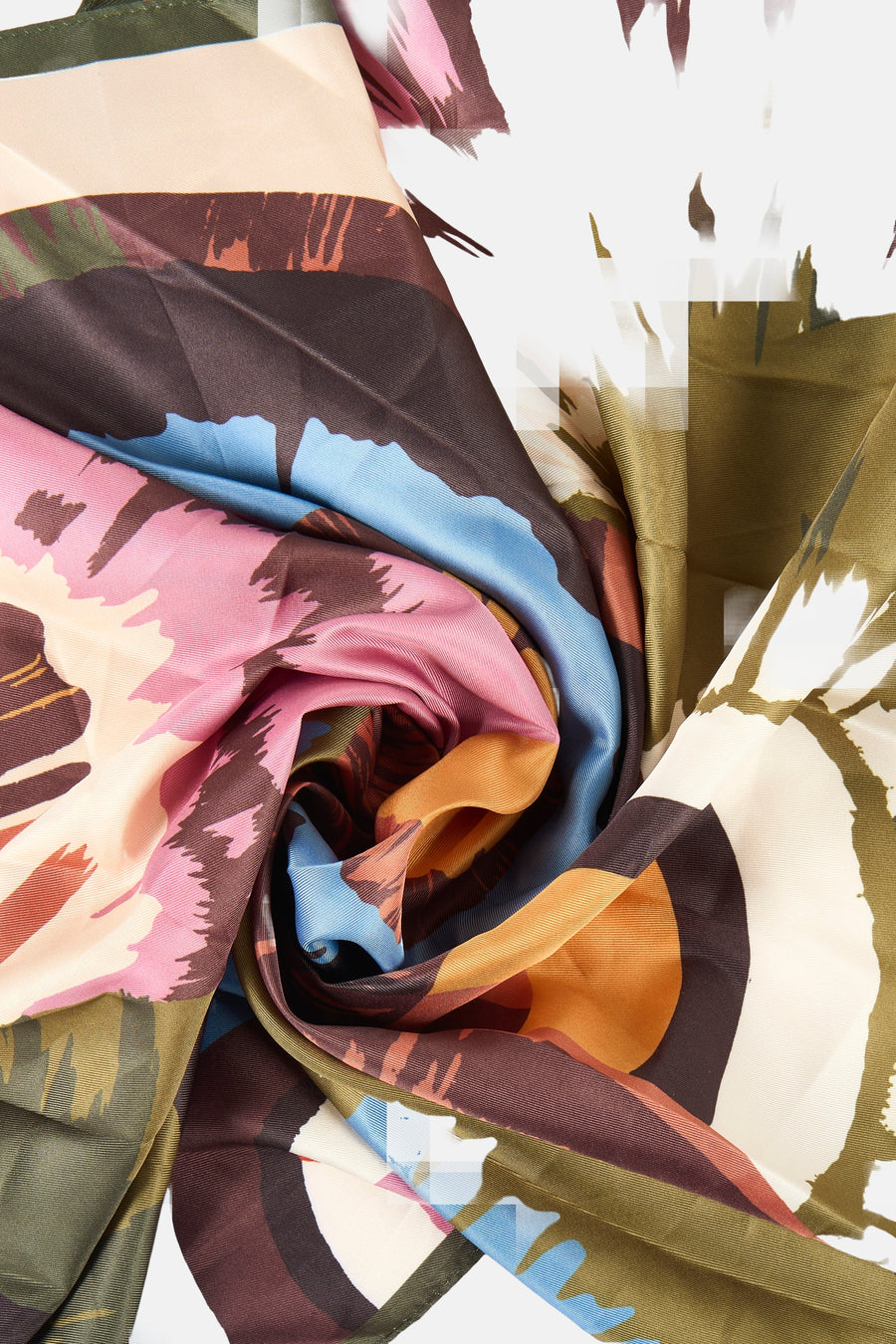 Multikleurige sjaal van MANGO, met een abstract bloemenpatroon in roze, blauw en bruine tinten.