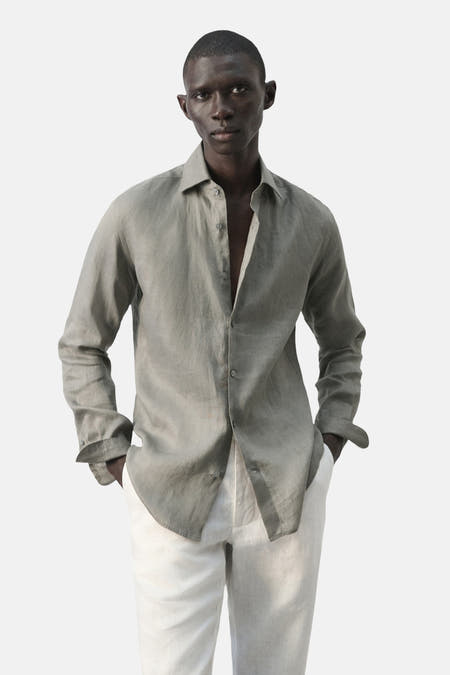 Chemise marron à manches longues pour homme de MANGO, vue de dos, portée avec un pantalon de couleur crème.