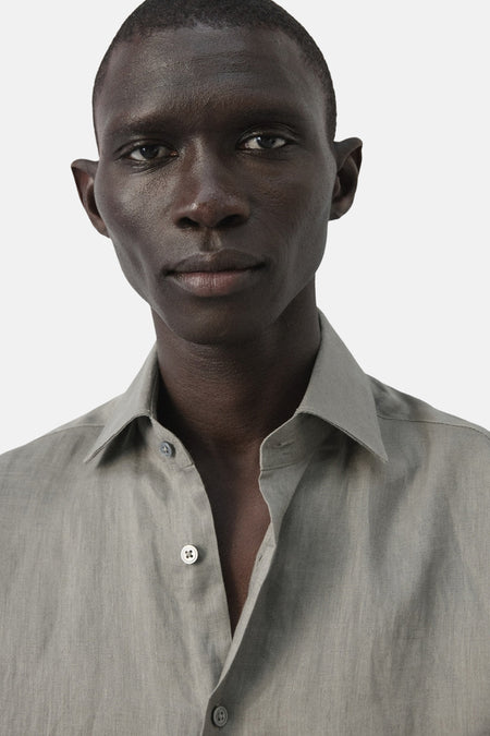Chemise marron à manches longues pour homme de MANGO, en tissu uni tissé avec un col ouvert.