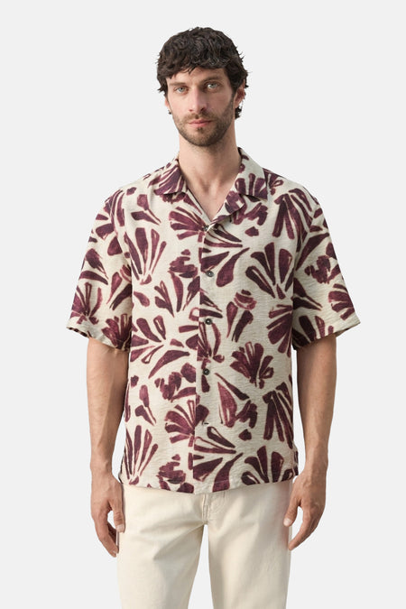 Multikleurig overhemd met korte mouwen van MANGO, met een abstract bladmotief.