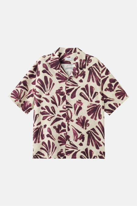 Veelkleurig hemd met korte mouwen van MANGO, met een abstract, bladachtig patroon en knoopsluiting.